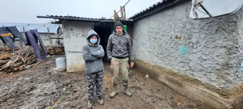 Familia copilei trăiește într-o casă de chirpici, în sărăcie lucie