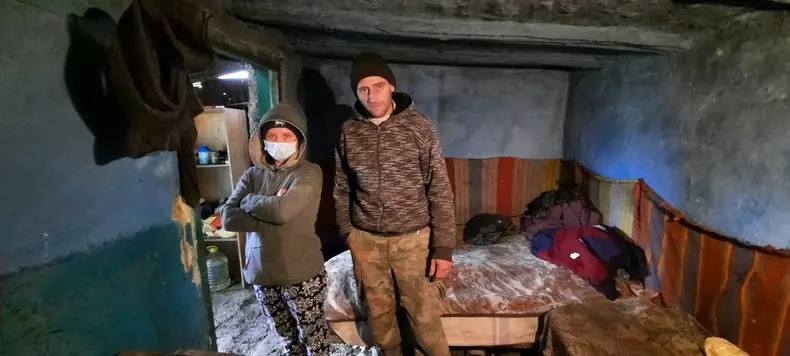 Familia copilei trăiește într-o casă de chirpici, în sărăcie lucie