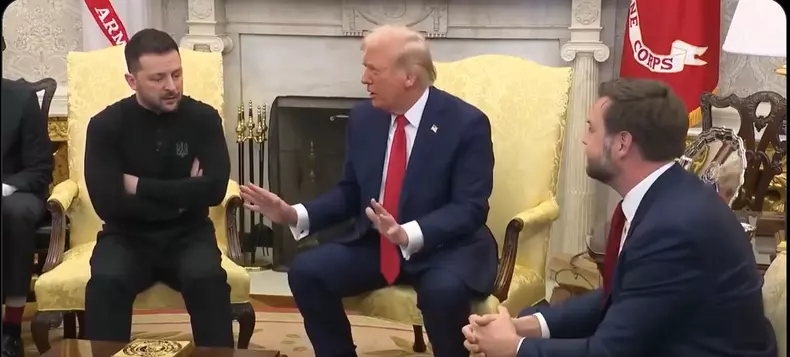 Volodimir Zelenski (stânga) în timpul unor schimburi de replici cu Donald Trump (centru) și JD Vance (dreapta) Captură X