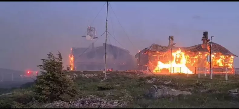 incendiu2-statia-meteo-vladeasa-cluj-24-iunie-2025