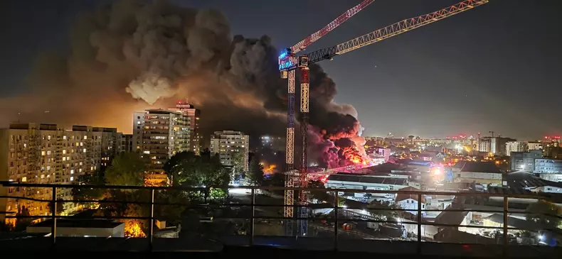 Incendiu puternic în sectorul 2 din București.