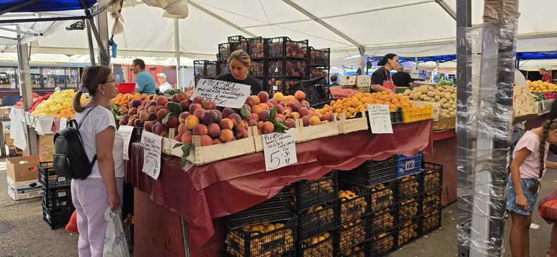 Cât costă fructele în Piața Obor din București 2