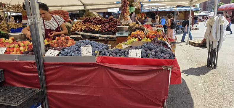 Cât costă prunele în Piața Obor din București 2