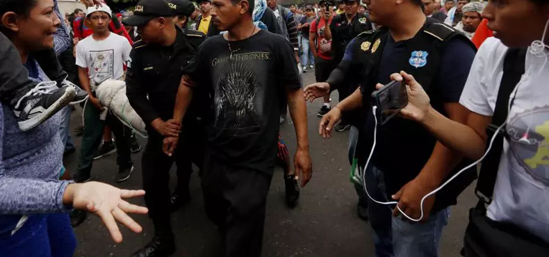 Honduran migrants continue their way to the Mexico and Guatemala's border