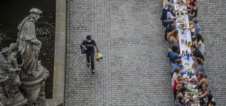 Cehii au dat o petrecere uriașă în care au spus „adio, Covid-19”, deși OMS a avertizat că pandemia e departe de a fi trecut FOTO: EPA