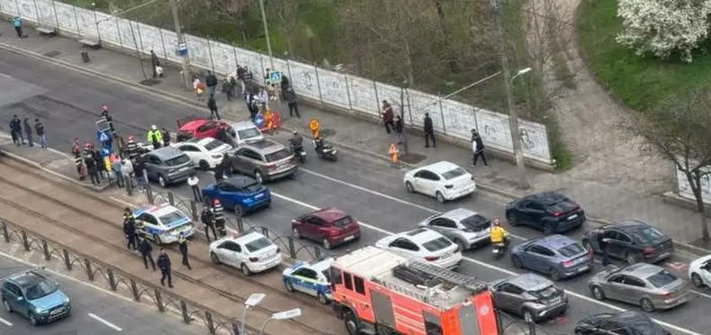 Accident cu cinci mașini și un moped pe Calea Văcărești din București. Un bărbat din Turkmenistan a ajuns la spital (3)