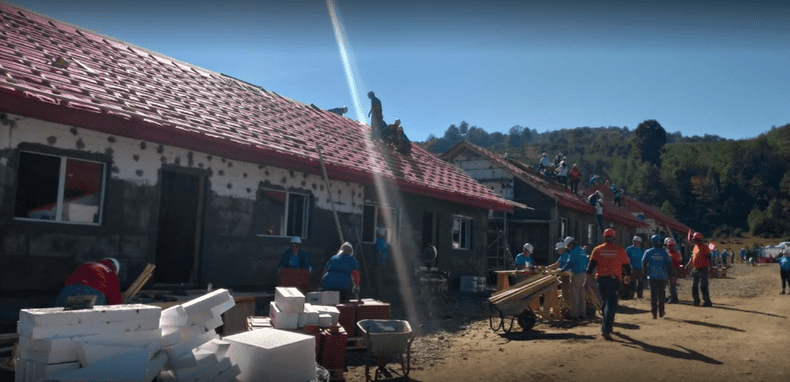 Voluntarii organizației Habitat for Humanity ridică noi case pentru familiile din Vaideeni, județul Vâlcea, afectate de inundațiile din 2014