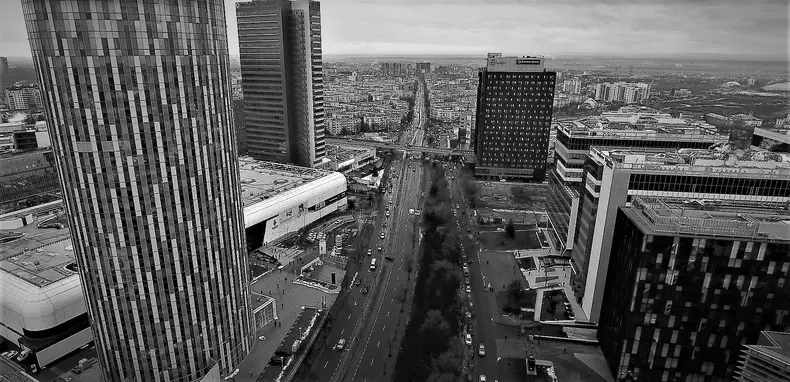 În Pipera sunt aproximativ 30 de clădiri de birouri deservite de o rețea rutieră perimată. Singura investiție publică majoră din ultimii ani este pasajul Pipera.