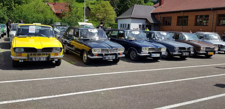 Mai multe Renault-uri 16, la expoziție.