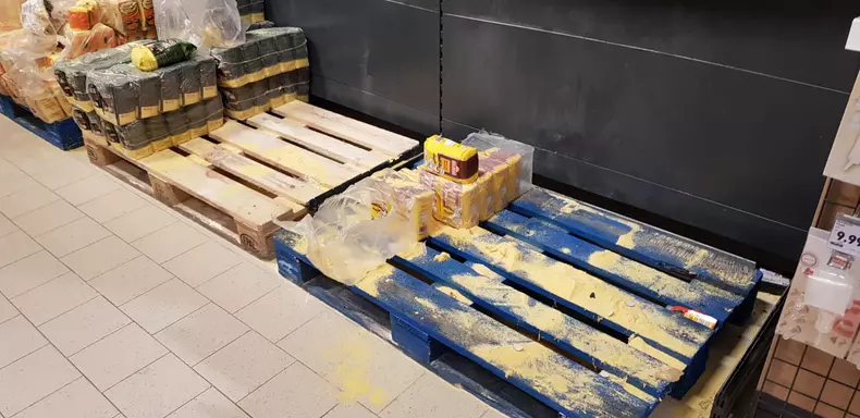 Raftul de mălai, aproape gol