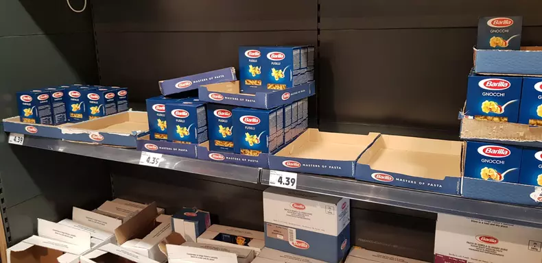 Românii s-au înghesuit să cumpere paste