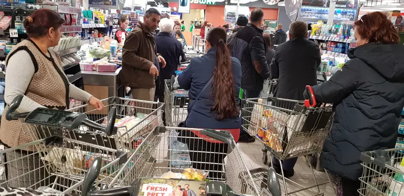 Mai mulți internauți au reclamat că POS-urile s-au blocat luni seara la Lidl și Mega Image