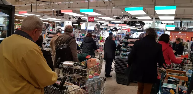 Coada la casele de marcat din Kaufland