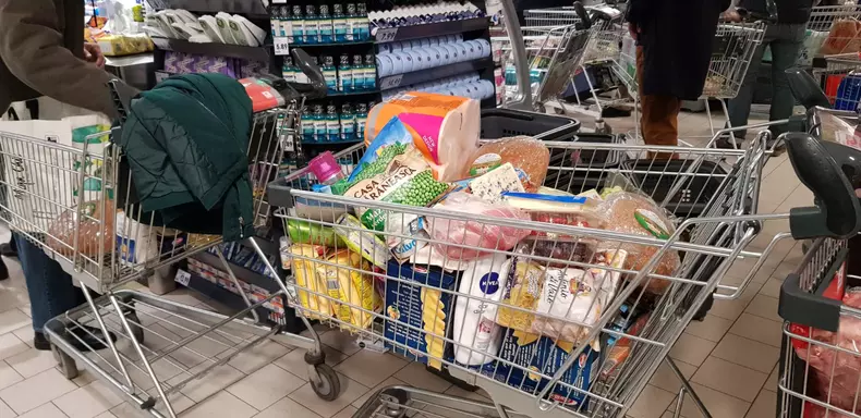 Coronavirusul îi determină pe români să facă cumpărături ca de Crăciun sau Paște