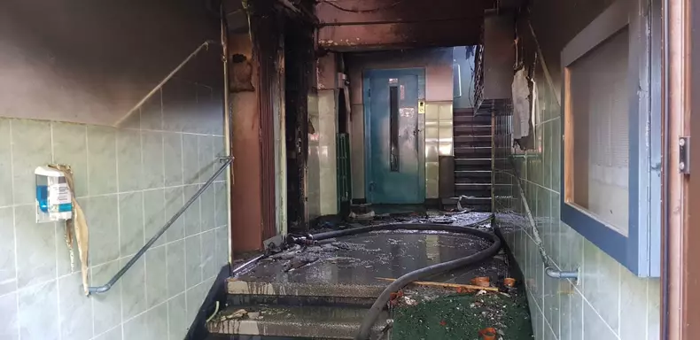 Explozie într-un bloc din Calea Giulești din București. Un apartament de la parterul blocului a izbucnit în flăcări FOTO: ISUBIF