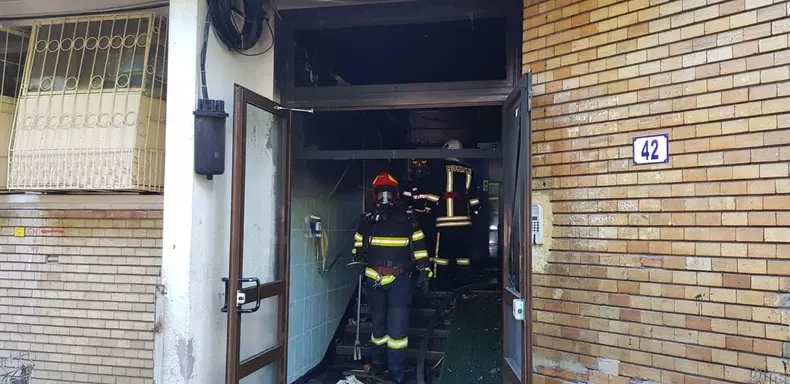 Explozie într-un bloc din Calea Giulești din București. Un apartament de la parterul blocului a izbucnit în flăcări FOTO: ISUBIF