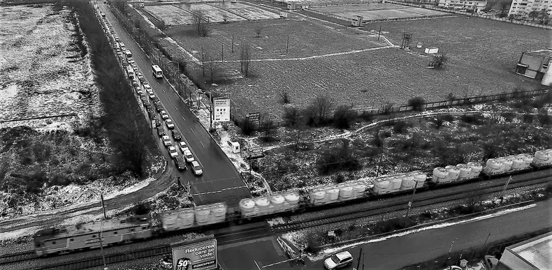 Bariera CFR de la granița cu orașul Voluntari, taie ombilical traficul rutier. Odată lasată, în câteva minute aceasta generează cozi kilometrice.