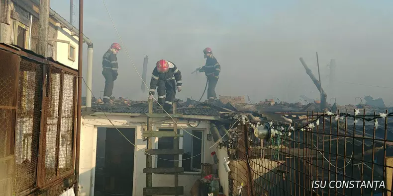 Incendiu puternic la Medgidia. Zece case au fost distruse de flăcări