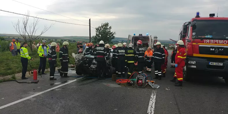 Accident în Bălțați, județul Iași între un autocar, un microbuz și o mașină (1)