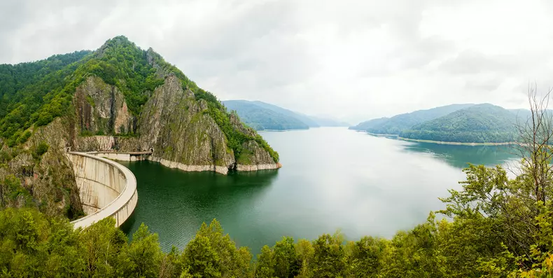 barajul-si-lacul-vidraru