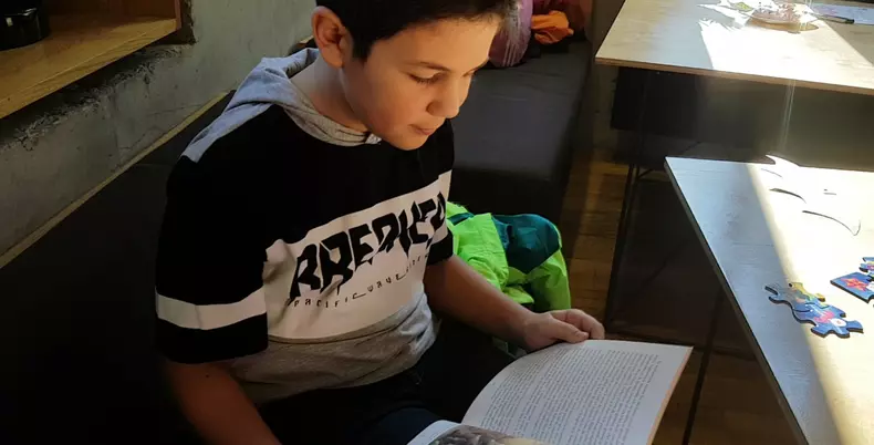 Andi Vlădoiu, copilul care prezintă cărți pe Youtube