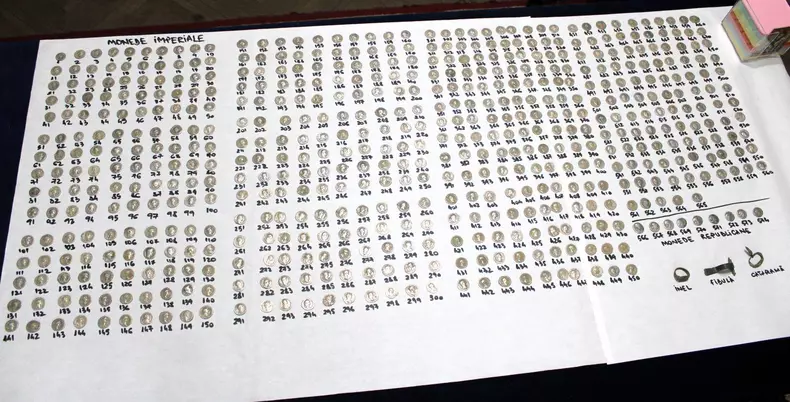 comoara-veche-2000-ani-descoperita-intamplator-botosani-600-monede-argint-bratari-dacice8