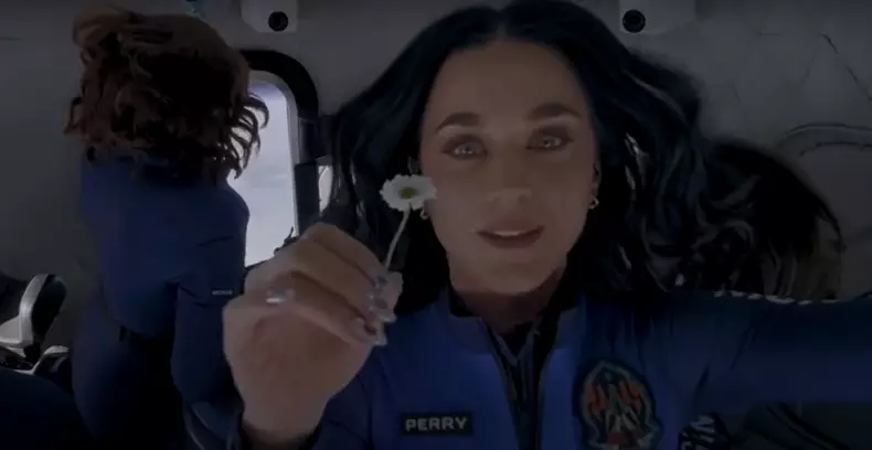 katy perry in spatiu 1