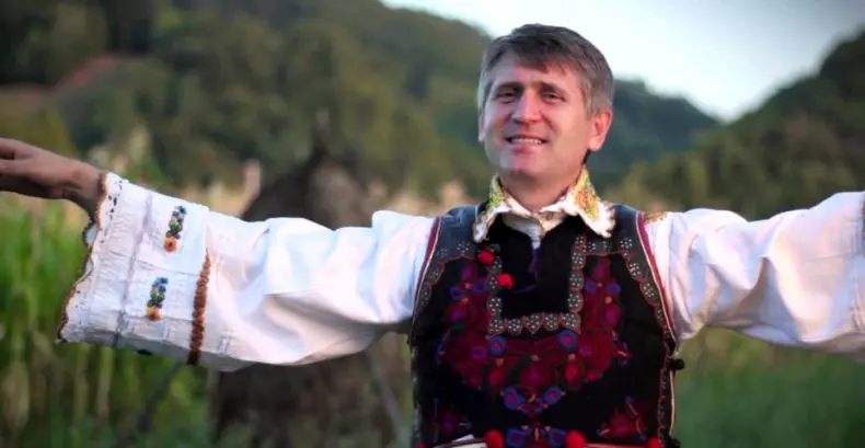 Preotul-Cristian-Pomohaci-a-fost-primit-cu-aplauze-la-Sibiu.-Preotul-acuzat-de-racolare-minori-a-cantat-muzica-populara