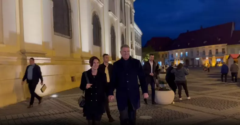 Klaus Iohannis și soția sa, Carmen Iohannis, în noaptea de Înviere, la Sibiu. Foto: TVR