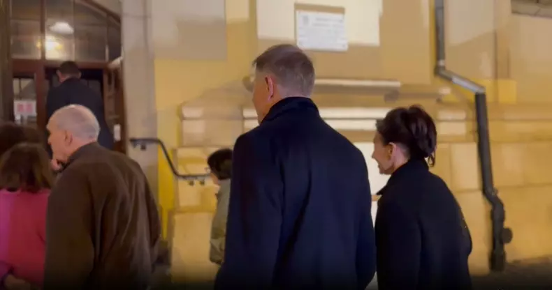 Klaus Iohannis și soția sa, Carmen Iohannis, în noaptea de Înviere, la Sibiu. Foto: TVR