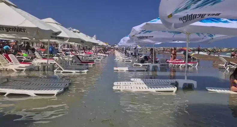 Plaja din Constinești, inundată de mare. Foto Facebook Meteoplus