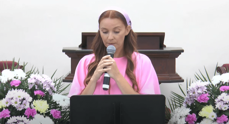 Diana Dumitrescu la biserică (4)