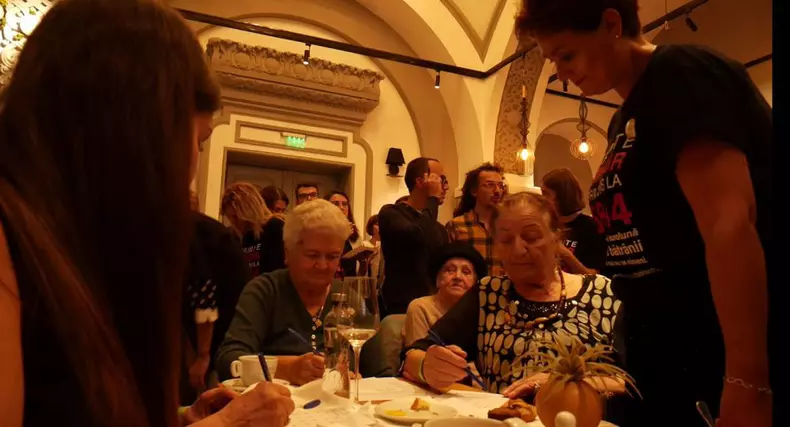 Bătrâni care joacă Bingo cu voluntari ai Asociației "Niciodată singur"