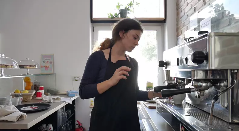 Un hostel și o cafenea au angajat copiii din centrele de plasament
