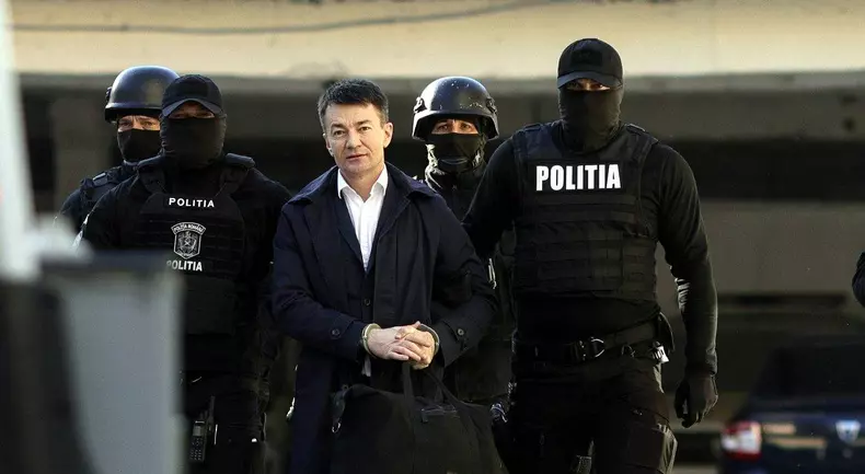 Momentul in care Alexandru Balan este condus spre masina Politiei care il va duce la Albita - granita cu Republica Moldova (4)