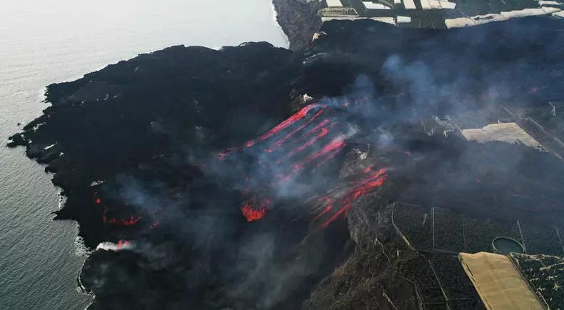 Cumbre Vieja volcano erupts in La Palma