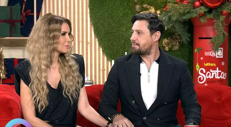 daniel-pavel-si-iubita-lui-in-tinute-speciale-de-craciun-prezentatorul-survivor-a-sarbatorit-cu-familia11size24