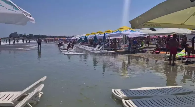 O porțiune mare de plajă a fost inundată. Foto Facebook Meteoplus