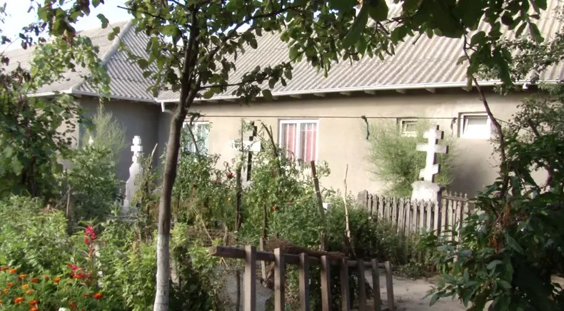 f 4 babici mormintele