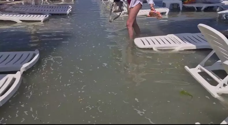 Marea a inundat plaja la Costineșii. Foto Facebook Meteoplus