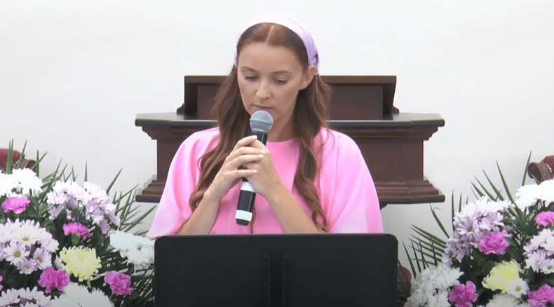 Diana Dumitrescu la biserică (3)
