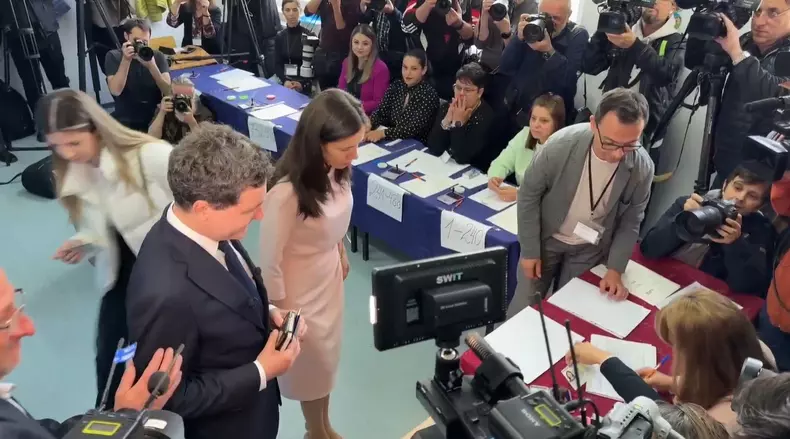 Mirabela Grădinaru și Nicușor Dan la secția de votare (2)