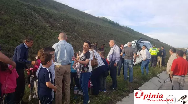 Zeci de copii, implicați într-un accident pe autostrada A1, între Sebeș și Orăștie (2)