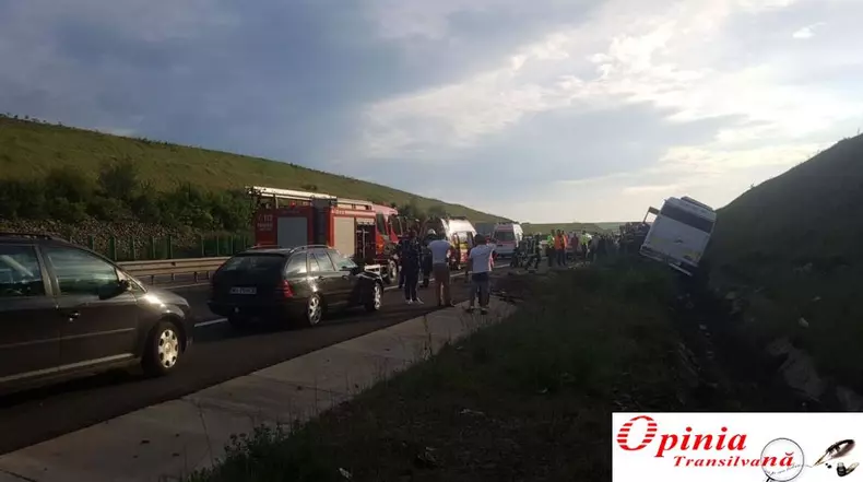 Zeci de copii, implicați într-un accident pe autostrada A1, între Sebeș și Orăștie (5)