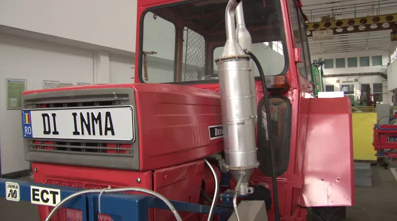 tractorul care omoara buruiene cu apa