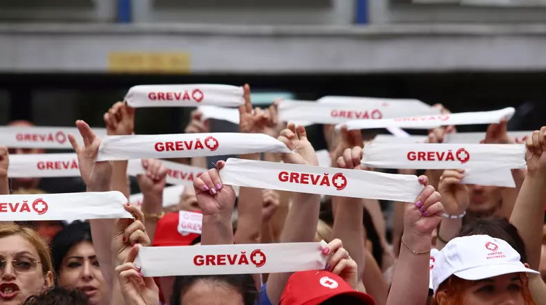 Angajații din Sănătate au protestat în fața spitalului Floreasca din București. Foto: Vlad Chirea