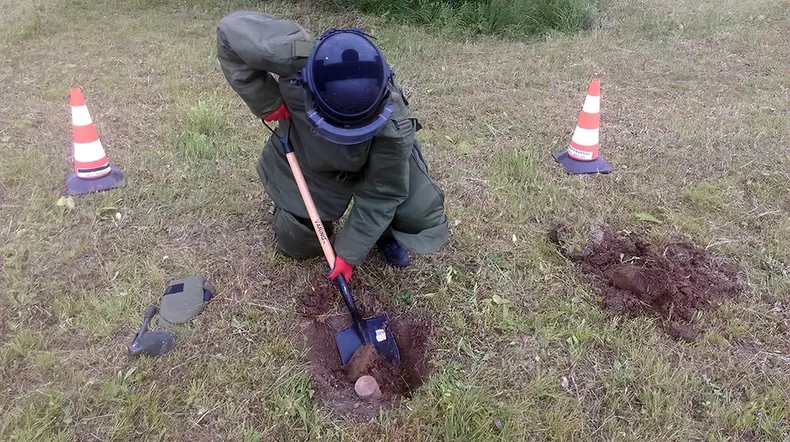 Pirotehnist din cadrul ISU Bacău manevrează proiectile din cel de al doilea război mondial