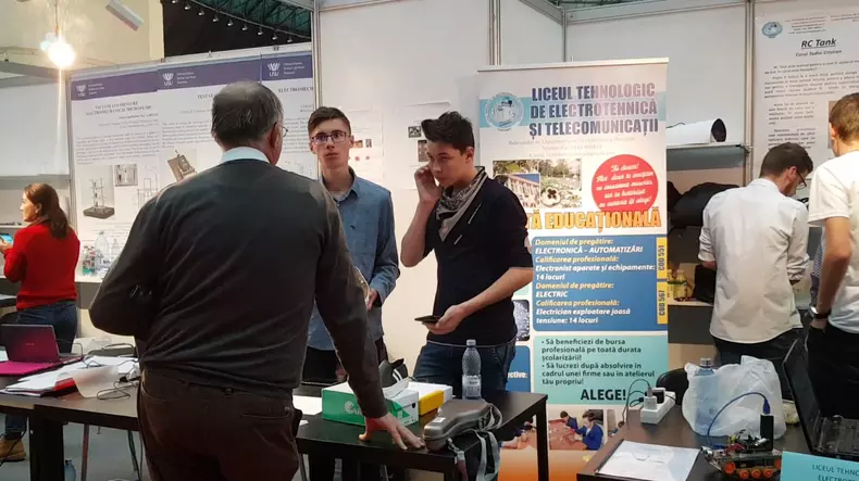 elevii care au inventat pantofii cu ventilatie 1