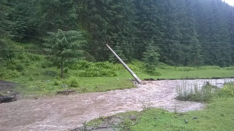 Localităţile din Moldova rămase fără curent din cauza viiturilor (1)