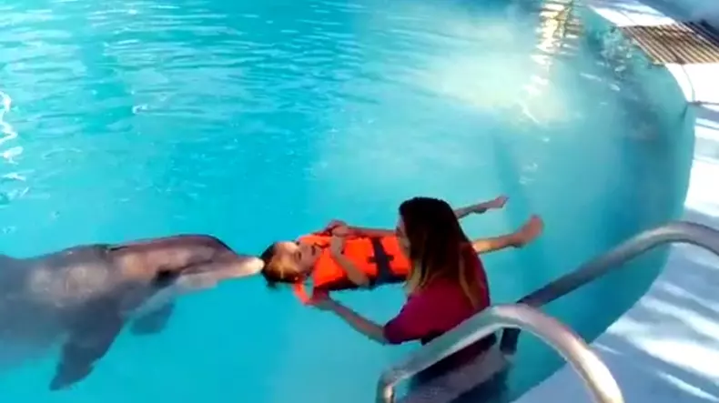 Terapie cu delfini în Mexic pentru o fetiță cu autism din Gorj